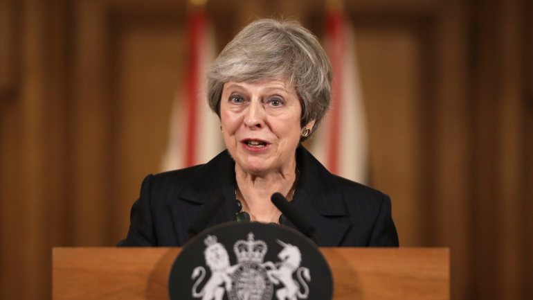 Dois dos principais ministros de Theresa May demitiram-se em protesto contra a proposta de acordo para o Brexit