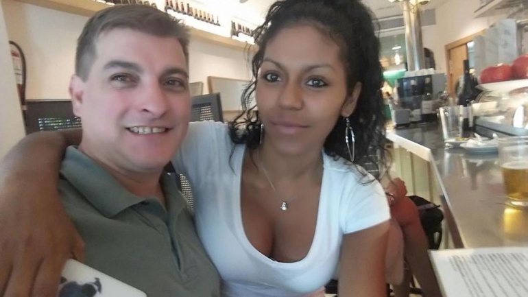César Román e a sua namorada hondurenha, Heidi Paz, que foi encontrada morta numa propriedade do cozinheiro