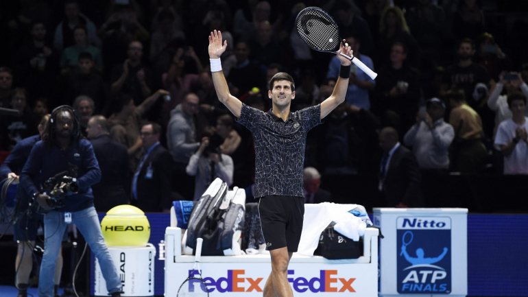 O sérvio Novak Djokovic apurou-se só com triunfos para as meias-finais das ATP Finals, em Londres