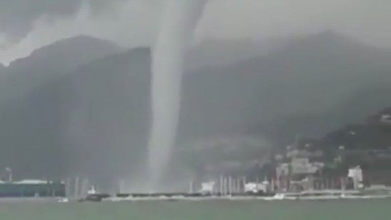 Imagem da tromba de água que se formou perto do porto de Salerno