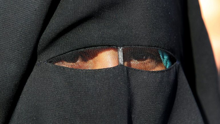 O Governo apresentou a proibição do véu islâmico nas escolas primárias como &quot;uma medida contra a doutrinação religiosa e a estigmatização&quot;
