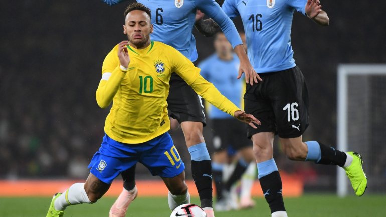 Neymar abandonou, aos oito minutos, o encontro particular do Brasil diante dos Camarões, que terminou com a vitória brasileira por 1-0