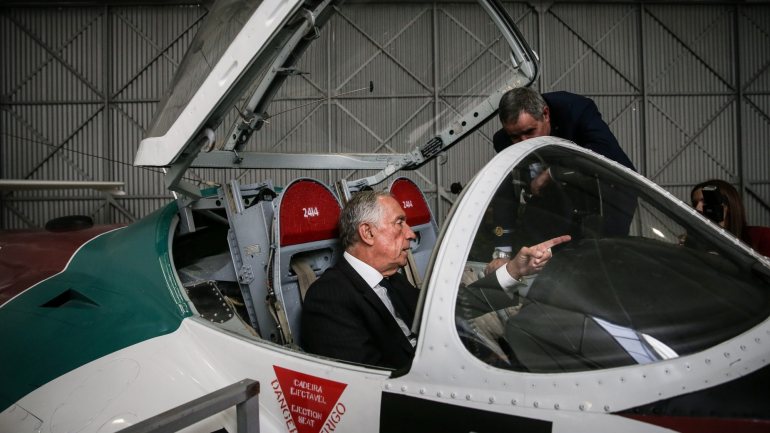 O chefe de Estado visitou o Museu do Ar, sediado na Base Aérea de Sintra, acompanhado do ministro da Defesa Nacional, João Gomes Cravinho