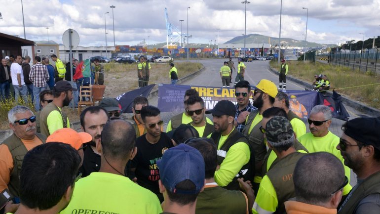 Um grupo de estivadores tentou impedir a entrada do autocarro no Porto de Setúbal a meio da manhã desta quinta-feira