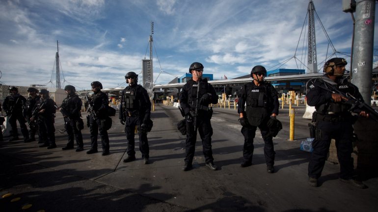 Guardas fronteiriços na fronteira de San Ysidro, nos Estados Unidos