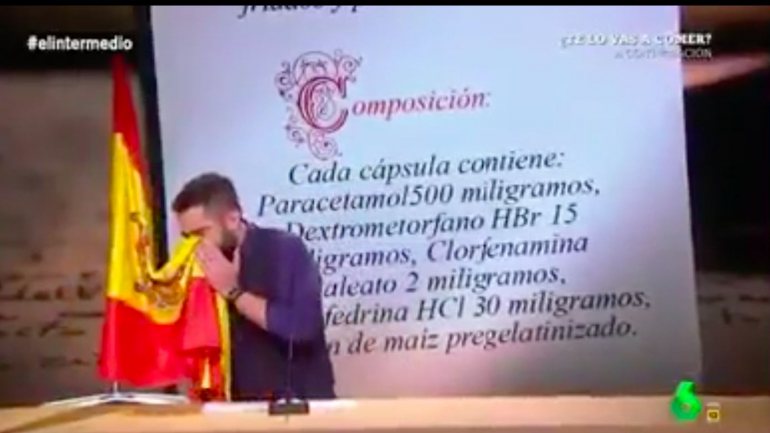 Excerto do vídeo do sketch que deu polémica, com Dani Mateo a assoar-se à bandeira espanhola