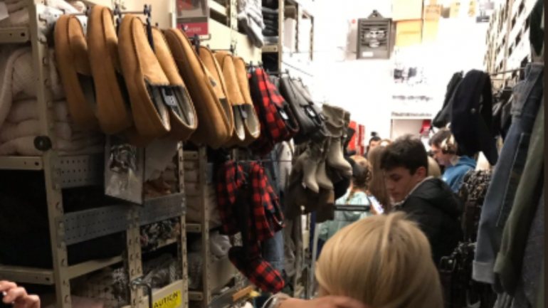 Clientes puderam abrigar-se num roupeiro de uma das lojas abertas no centro comercial Riverchase Galleria, no Alabama (fotografia retirada do Twitter)