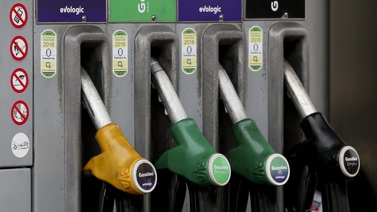 O imposto sobre a gasolina irá baixar em três cêntimos por litro