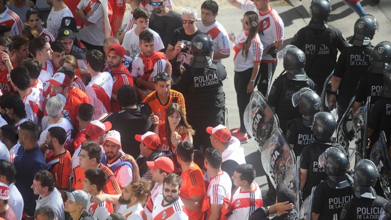 Adeptos do River Plate atacaram autocarro do Boca Juniors: começou assim um dia negro que levou ao adiamento da final para domingo