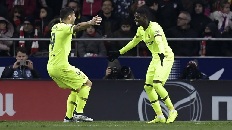 Dembélé (à direita, a festejar com Suárez) marcou o golo que valeu o empate do Barcelona frente ao Atl. Madrid