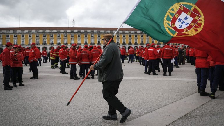 Três mil bombeiros reuniram-se no sábado em Lisboa para se manifestarem contra as propostas aprovadas na generalidade pelo Governo na área da Proteção Civil