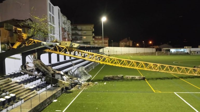 O mau tempo em Vila Real provocou, entre outros estragos, a queda de uma grua no Campo do Calvário.