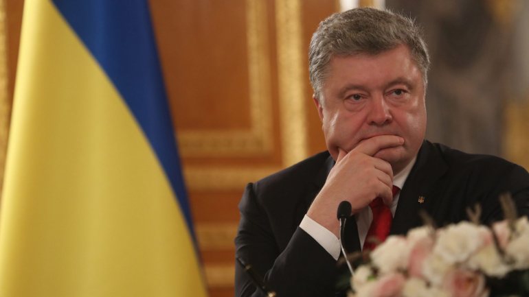 Petro Poroshenko, assinou, esta segunda-feira, um decreto em que declara o estado de exceção em todo o país