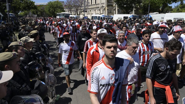 O segunda mão da Libertadores estava marcada para sábado, foi adiada para domingo e acabou por ser novamente adiada para data indefinida