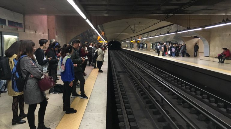 Os passageiros aguardam a chegada do metro na estação da Alameda