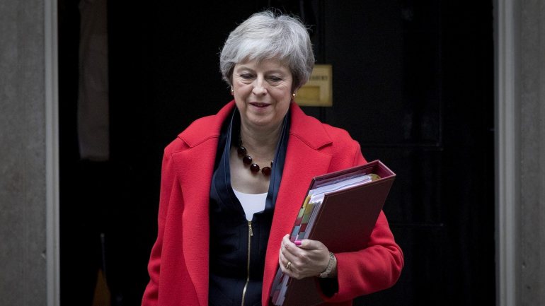 Theresa May sublinhou que o acordo de Brexit &quot;é o melhor disponível&quot; para proteger os empregos e a economia, em sessão na Câmara dos Comuns