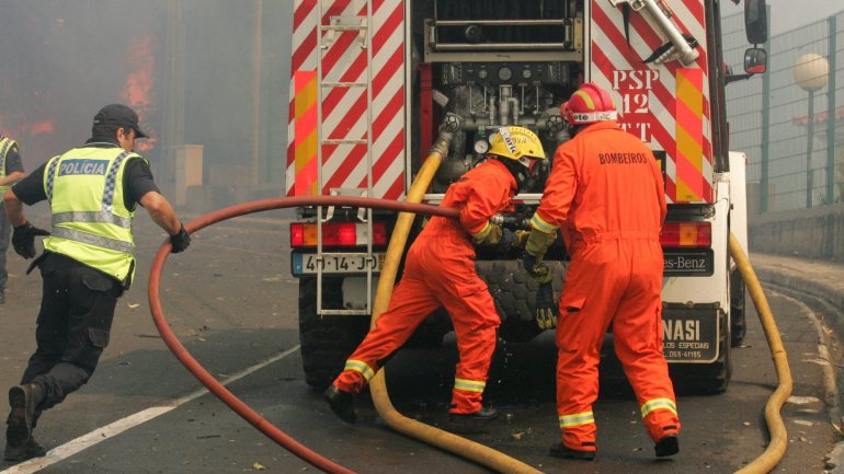 O incêndio chegou a ser combatido por 13 operacionais do Batalhão de Sapadores Bombeiros do Porto