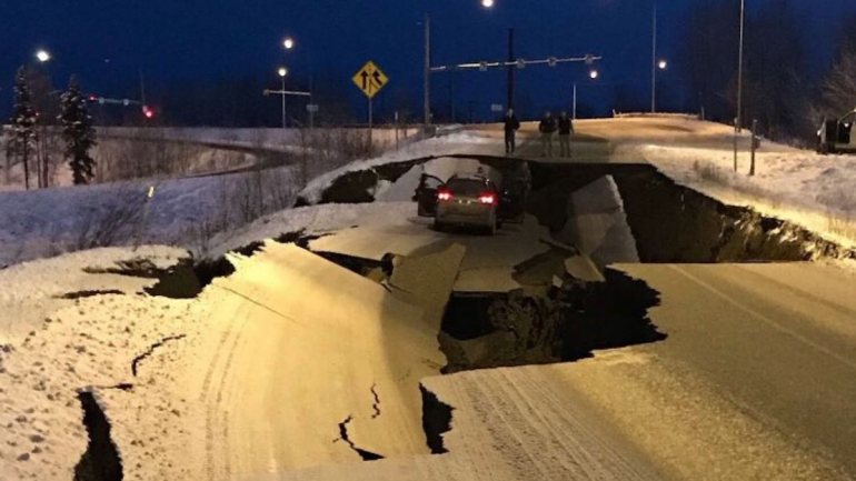 Uma estrada destruída junto ao aeroporto de Anchorage, Alasca