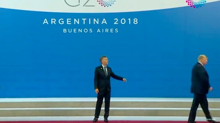 Frame do vídeo onde Trump deixa Macri sozinho