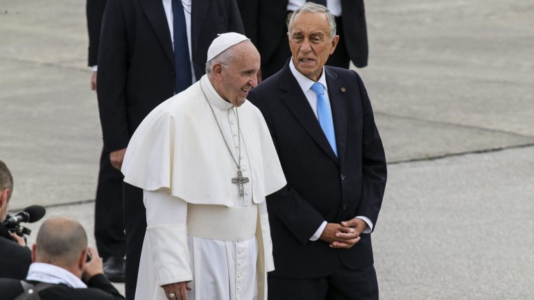 Papa Francisco acompanhado por Marcelo Rebelo de Sousa, na visita ao Santuário de Fátima em maio de 2017 para o Centenário das Aparições