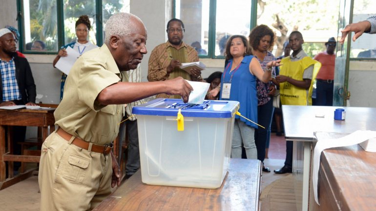 Grupos de observadores eleitorais consideraram que as eleições, realizadas a 10 de outubro, foram marcadas por irregularidades