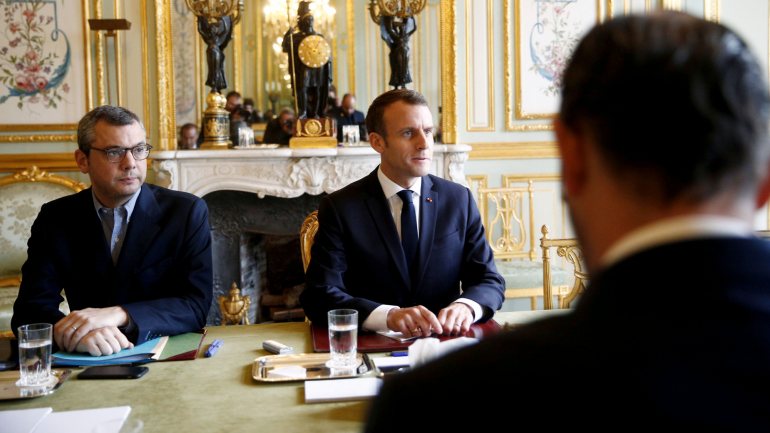 O primeiro-ministro francês Edouard Philippe e o presidente Emmanuel Macron passaram as últimas horas em reuniões no Eliseu por causa dos protestos