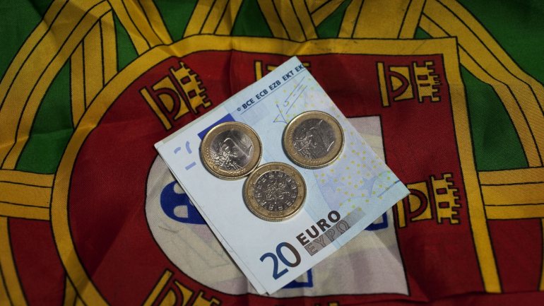 O primeiro-ministro, António Costa, anunciou em novembro passado que Portugal vai pagar até ao final do ano a totalidade da dívida ao FMI, de 4,6 mil milhões de euros