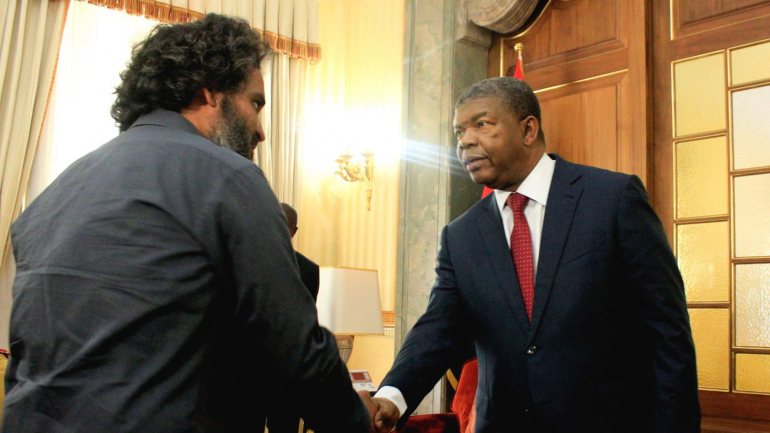 O presidente angolano João Lourenço a cumprimentar Luaty Beirão, um dos ativistas acusado de tentativa de golpe de Estado, em Angola