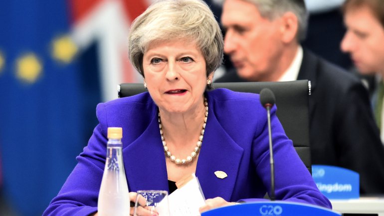 Primeira-ministra Theresa May enfrenta provável oposição no Parlamento à sua proposta de acordo para o Brexit