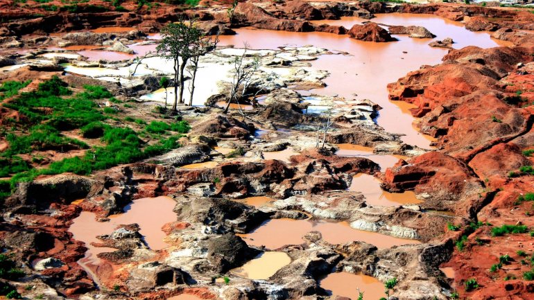 Vista aérea de uma mina de diamantes angolana