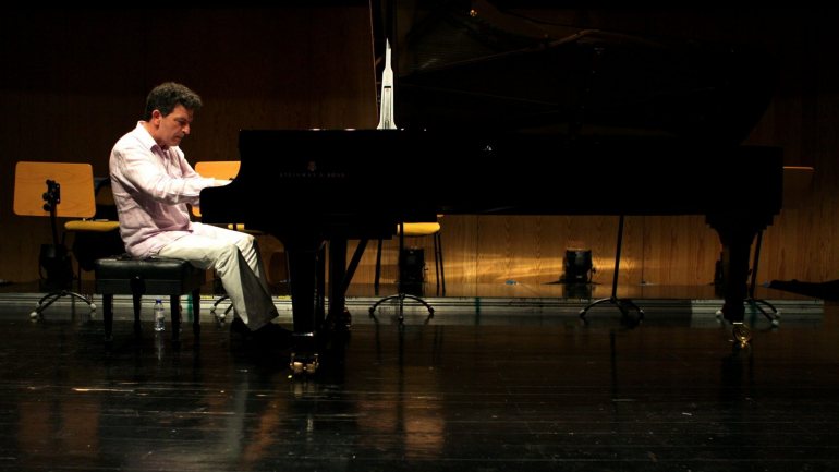 O pianista Antonio Rosado durante um ensaio para os Dias da Música em Belém