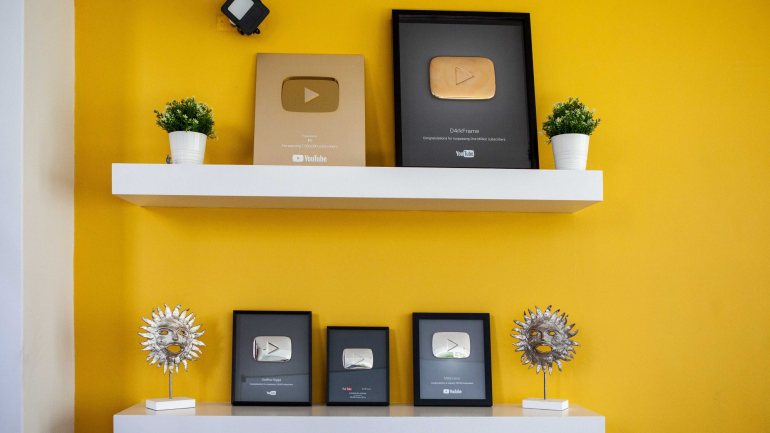 A galeria de prémios entregues pelo YouTube na casa de DarkFrame, Pi e Dant, que são os vencedores do vídeo mais popular em Portugal em 2018