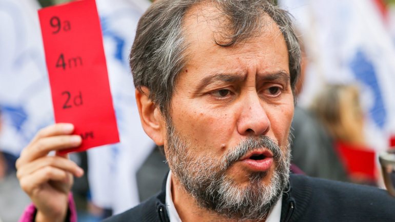 Mário Nogueira garante que no início de janeiro vão exigir ao Ministério da Educação que reabra a negociação com os sindicatos, tal como foi aprovado pelo Parlamento