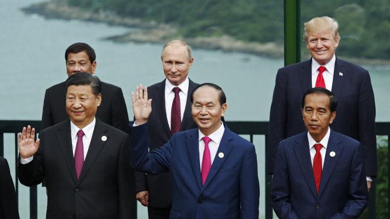 Presidentes Xi Jinping, Tran Dai Quang, Joko Widodo (na fila de baixo, da esquerda para a direita), Rodrigo Duterte, Vladimir Putin e Donald J. Trump (na fila de cima, da esquerda para a direita)