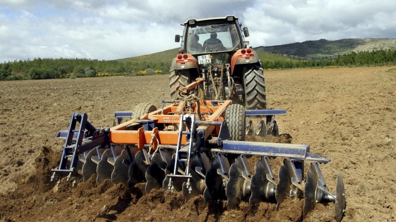 Portugal declarou despesas na medida &quot;Desenvolvimento Rural, investimentos FEADER -- beneficiários privados&quot;, as quais Bruxelas considerou indevidas
