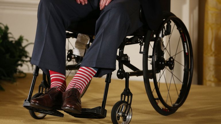 O ex-presidente George H. W. Bush usou meias vermelhas às riscas brancas em cerimónia de honra ao vencedor do prémio &quot;5,000th Daily Point of Light&quot; na Casa Branca, 15 de julho de 2013