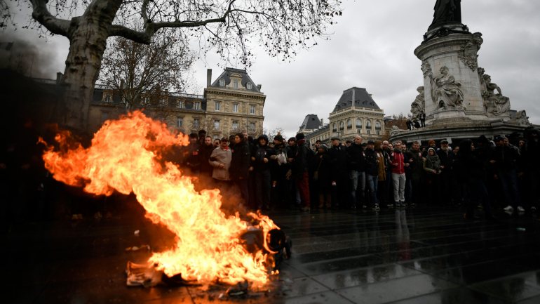 Os protestos em Paris têm sido conduzidos pelos &quot;coletes amarelos&quot; contra a taxação de combustíveis