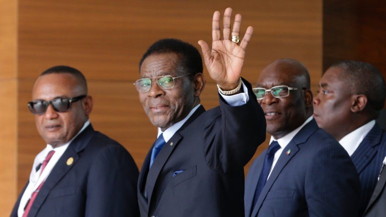 O Presidente da Guiné-Equatorial, Teodoro Obiang Nguema Mbasogo, acena à sua chegada para participar na Cimeira da CPLP