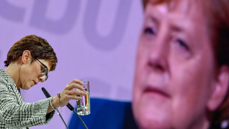 Aos 56 anos, Annegret Kramp-Karrenbauer foi eleita líder do CDU, sucedendo Angela Merkel