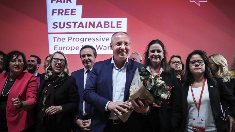 Sergei Stanishev (ao centro) a celebrar a sua reeleição para o cargo de presidente do Partido Socialista Europeu