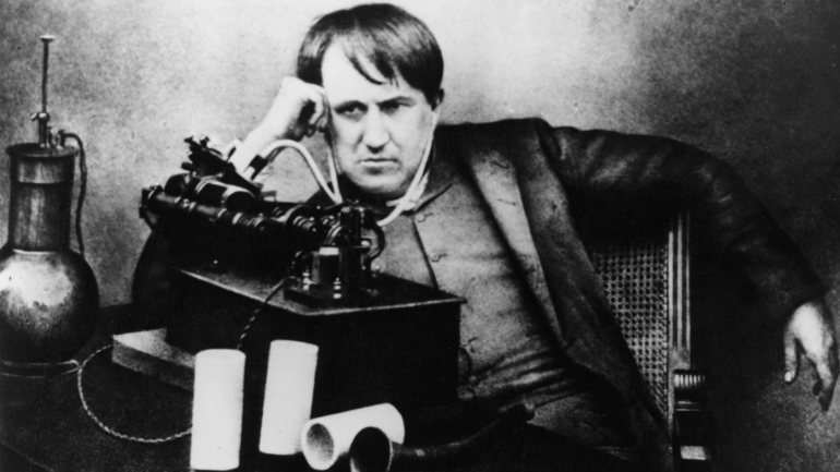 Thomas Edison, depois de cinco dias consecutivos a trabalhar a ideia do fonógrafo. Correu-lhe bem