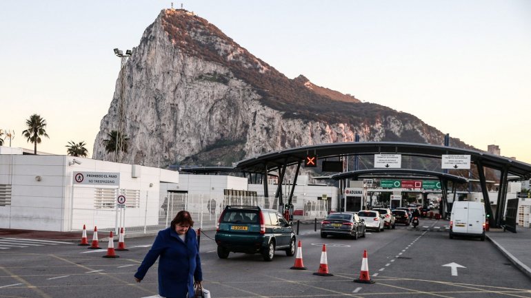 Milhares de trabalhadores, na maioria espanhóis, atravessam diariamente a fronteira que separa La Línea, em Espanha, de Gibraltar, 4 de dezembro de 2018