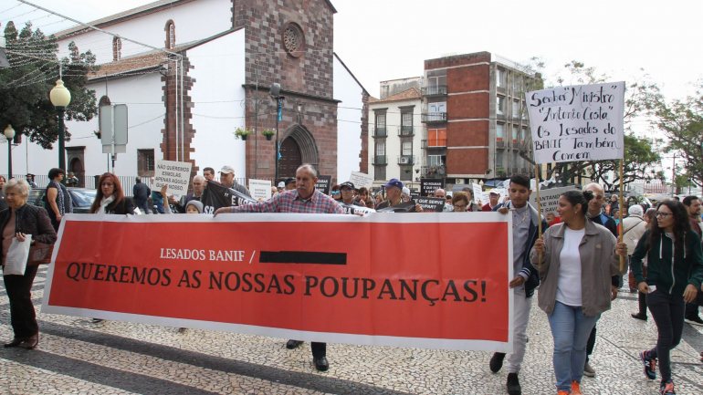 Lesados do BANIF manifestam-se durante uma marcha promovida pela Associação dos Lesados BANIF (ALBOA), que percorrendo algumas ruas da cidade, passando pelo Banco de Portugal