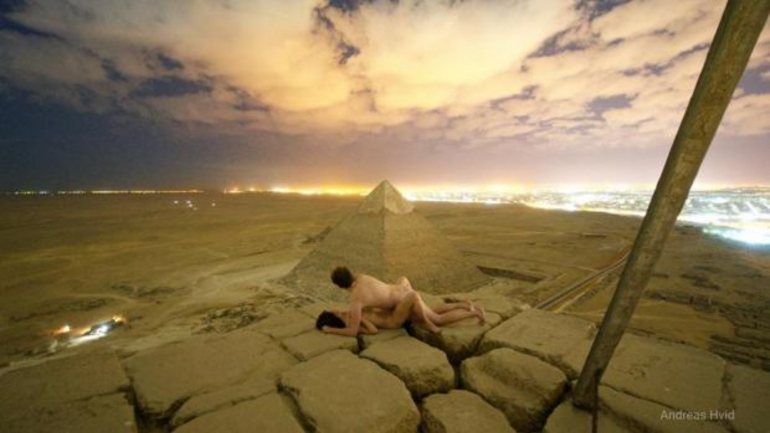 Foto da autoria de Andreas Hvid, no topo da pirâmide.