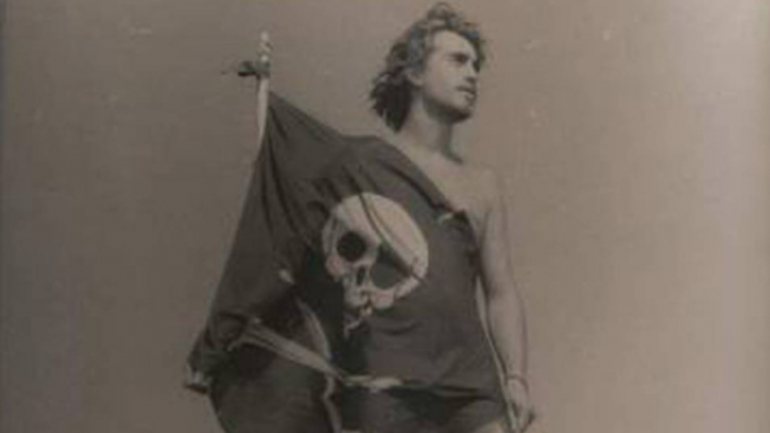 Uma fotografia antiga de Germán com a bandeira pirata (fonte: El Español)