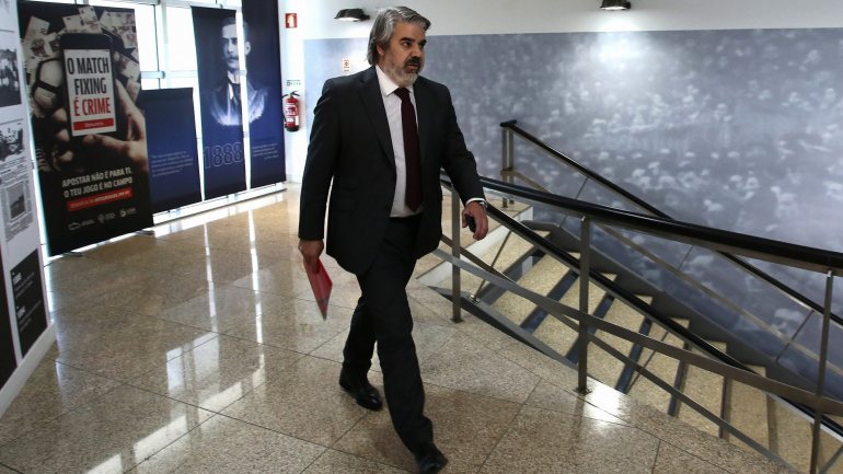 O representante do Benfica, Paulo Gonçalves, à chegada para a assembleia geral ordinária da Liga Portuguesa de Futebol Profissional (LPFP)