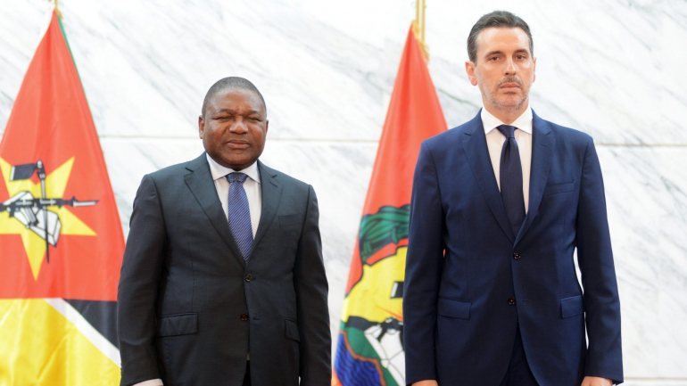 O Presidente de Moçambique, Filipe Nyusi (à esquerda), posa para a fotografia acompanhado pelo embaixador da União Europeia, António Sanchez-Benedito Gaspar (à direita)