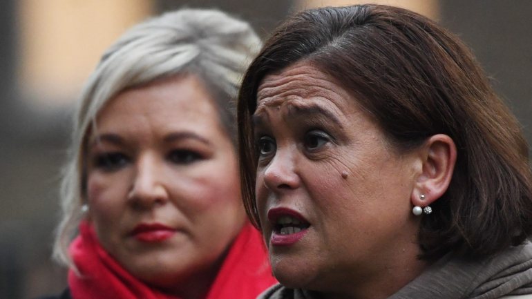 Mary Lou McDonald (à direita),  líder do partido irlandês Sinn Fein, e Michelle O'Neil, vice-presidente do partido à esquerda