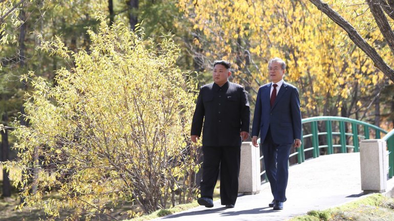 Líder norte-coreano Kim Jong-un, à esquerda, e presidente sul-coreano Moon Jae-in, à direita