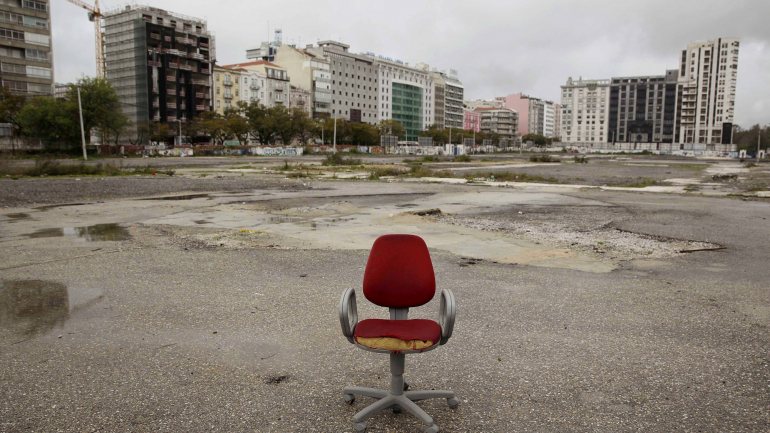 Uma cadeira abandonada no meio do espaço da extinta Feira Popular perto da estação ferroviária de Entrecampos.